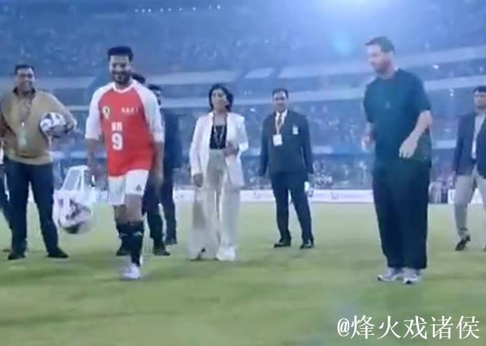 印度行活动中印度官员两次失误传球，梅西无奈亲自捡球